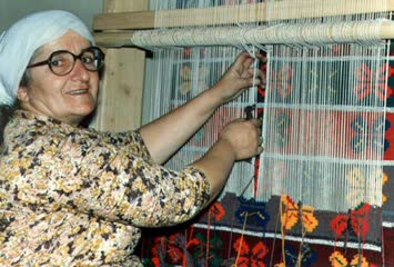 Kilim Dokurken Saliha Karaosmanoğlu