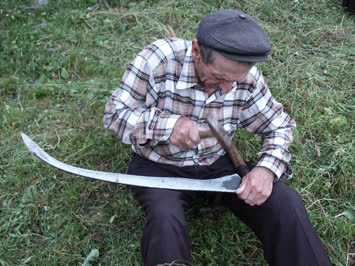 Selahattin Başar tırpan döverken