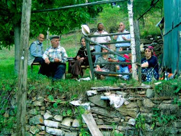 şükrü amcaların evin önü
