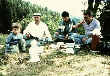 Çayırda piknik; Oğuz, Süleyman ZENGİN(babam), Hasan ve Ben 1993