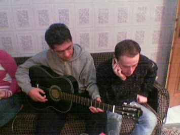gitar çalarken yanımdaki ersin