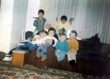 Rahmetli Annem Adinaz torunlarıyla beraber