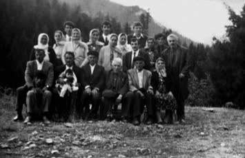 Sağdan sola<br>1.sıra: Fadime Hanım Teyze, A.Hamit Tokdemir, A.Mecit Tokdemir, Feramuz Tokdemir, Alim İsmailağaoğlu, Laçin Yeni, Kemal İsmailağaoğlu<br>2.sıra: İ.Hakkı Tokdemir, Altun Yeni (Tokdemir), Elfaz Topçu, İnayet Tokdemir (Uygur), Fetahna İsmailağ