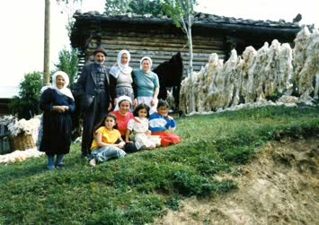 Hayrettin dedelerin kortta yün yikarken
