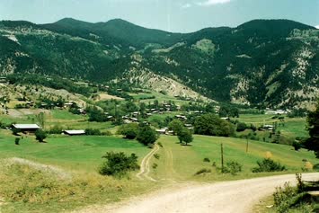 Sol yakin görünüm Yoramgil / Sol Üst Uzak Görünüm Ziyadogullari Orta uzak Görünüm Terzigil / Orta Yakin görünüm Aganigil ve Cami Mahallesi / Cevizli Köyü-1987