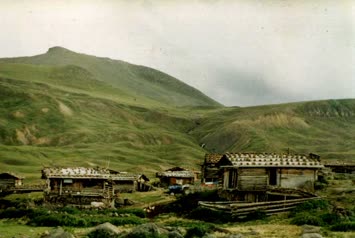 verhunalın yaylası arka planda akçay ve kelle 