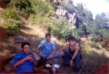 Direkkayada piknik / Soldan :Özbay Işık-Selçuk Işık ve Ben