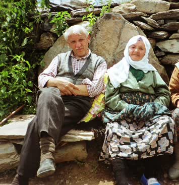 YILMAZ KARAHAN VE RAHMETLİ GÜLHANIM NENEMİZ CENKELEKTE