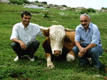 Zabit Yeter ve Avni Temiz Tosunla Poz verirken