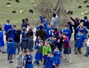 cocuklar güneş tutulmasini izlerken