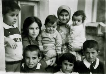 Sağdan ; İsmet, Zeynep, Bülent, Emin Kucaktaki Bebekler. Sağda Gülcan Solda İbrahim ; Karaosmanoğlu kardeşler. 1966 / Murgul