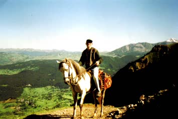 Yayla yolunda bir delikanlı