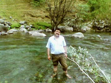 Dere kenarı özlemi Buz gibi suyun içinde ayaklarım üşüdü. Kokliyet Eski köprünün yanı / Temmuz 2005
