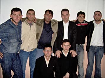 COLOTUN GENCLARi ACiL EVLANACAKLAR LiSTESiNiN BASINI CEKANLAR...BAXIN Bi SA?A SOLA DA Bi BASGÖZ EDAX HABUNLARi SEVEPTUR...HEPISi PIRLANTA GiBi COCUXLARDUR :)