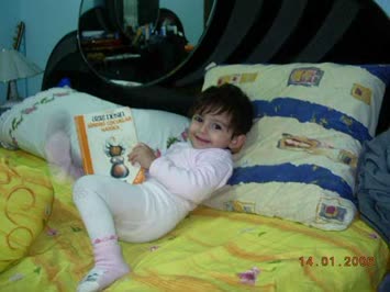 küçük burcu kitap okurken