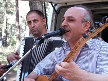 Söz ve Sazı ile Nedret Ural / Akordion da Erol Temel / Harfana
