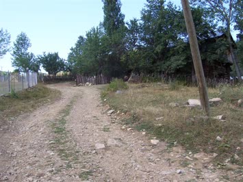 AH YOLUNA KIRMIZI HALI SERİLESİ YOLLAR