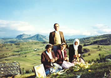 cuvareptan görünüm;Hakki dede,rahmetli peruzat yengem ve annesi.