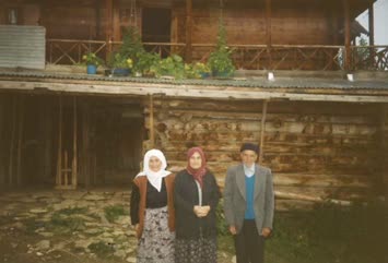 Evlerinin önünde Ezmi dede,Selatin nenem ve Herdem teyzem.