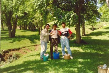 Kurban Bayrami et dagitirken; Sagdan, Adnan dede,babam,muhammet dede