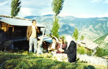 Bizim eski ev ve önünde misir secerlerken....