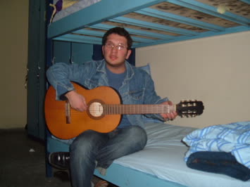 Kampüste gitar çalıyom