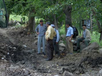 köyde yol calismasi