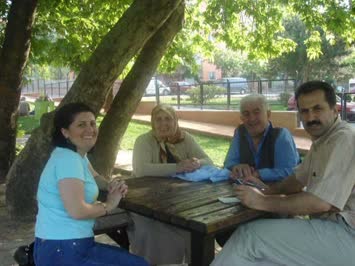 satapliyadan servettin kaya,sabriye,nursal ve nevin kaya,bursa mimarsinan parkında piknikte