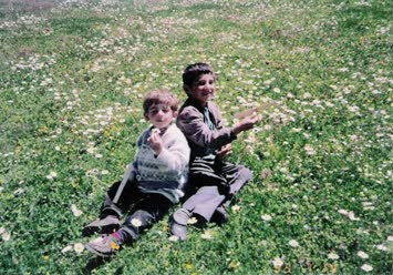 karaköyde ellerinde oyuncakları papatyalar arasında oynayan iki çocuk. biri ben :)