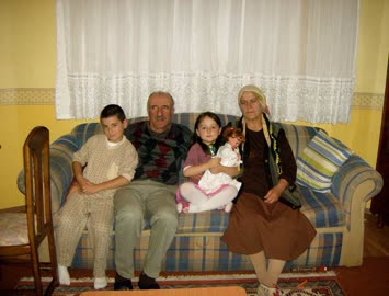 Öykü-Emin Yusuf babaannesi ve dedesi