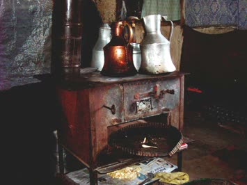 Çayağzı Köyü-Totizeler Mahallesi-Eylül 2006-Kuzinede cadinin tatına doyum olmaz.