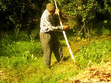 babam bahceyi bicerken 09 Agustos 2006