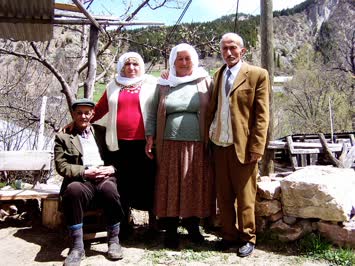 BABAMLAR MÜDESiM AMCALARLA