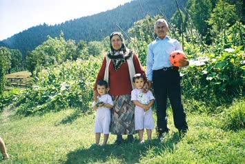 yamacli köyü babamin bahcesi va kayinvalidem kayinpederim ve cocuklar