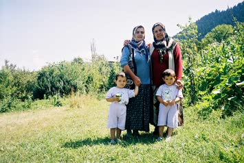Annem ve kayinvalidem bahcede