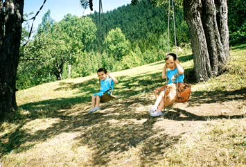 Yamacli köyünde Nazmi kösanin torunlarinin salincak sefasi