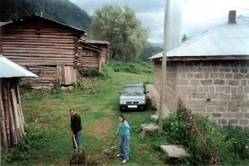Evimizin ayvanından 40 Dolamaç ve Kanada Doğru Bakış - Yakın Planda Temel ve Berna Karagöz / Temmuz 2005