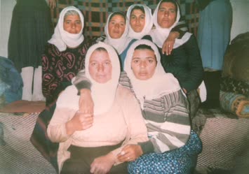 Arkadakiler Sağdan Nurahat Orakçı, Nebahat Karagöz, Gülsen Şahin, Birsen Yılmaz Öndekiler Sağdan Yeter Şahinbaş, Müberre Aydemir Karagöz Kardeşler ve Gelinleri Nebahat la birlikte / Süleste Evimizde / 2000