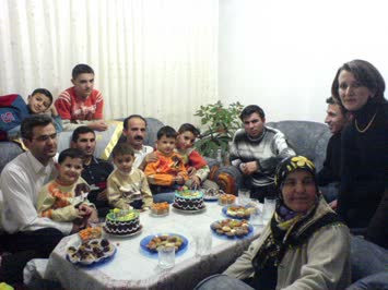 Turgay özdemir’in Çankırı da bulunan kız kardeşi Nurten hanimın evinde  31.12.2006 gecesi Ömer ve Tugay’ın yaş günü kutlaması 