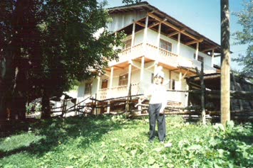 Benim aharşendeki evin önünde kardeşim Dogan Cihat, Nihat KAYA 21.02.2007