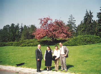 Anıtkabrin bahçesinde,ben ve kuzenim eşlerimizle,Nihat KAYA / Em.Mensubu