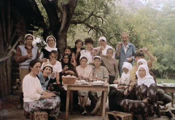 Mevlut dedegili tutun dibinda olagan cay sohbetlerinden birini yaSarken