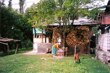 Eşim, Köydeki Evin Önünde Çeşmede