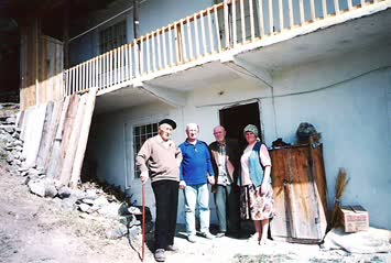Babam, Ben, Rahmetli Kayınpeder Hasan Özdemir ve Baldız, Köydeki Evin Önünde