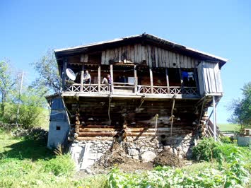 RAHMİ EMİNAĞAOĞLU NUN EVVİNDEN BİR GÖRÜNÜM