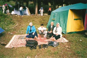 GECEN YILKi FESTiVALDE, CADIRIMIN ÖNÜNDE MAiLE OLARAK OTURUYORLAR-Nihat KAYA/Emekli