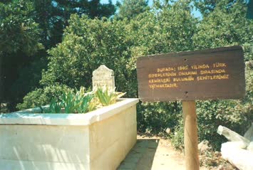 SON YILLARDA,SİPERLERİN RESTORASYONU SIRASINDA ÇIKAN ŞEHİTLERİN KEMİKLERİ TOPLANARAK BİR MEZARA GÖMÜLMÜŞ