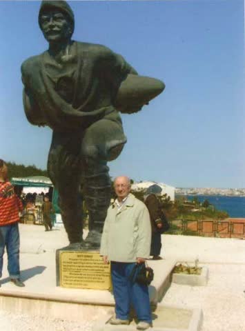 KAHRAMAN,ÇAVUŞUN ABİDESİ ÖNÜNDE,ÇANAKKALE-Nihat KAYA/Emekli