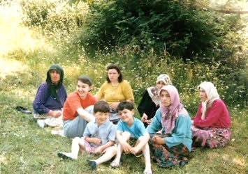 Eşim ve Yegenler Tarlanin Tumbunda Oturuyorlar