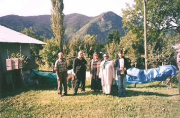 Soldan. Damat Bey, Baba-Anne-Kızkardeşim Ve Küçük Kardeşim. Köyde Evin Bahçesinde, Kemeraya Karşı